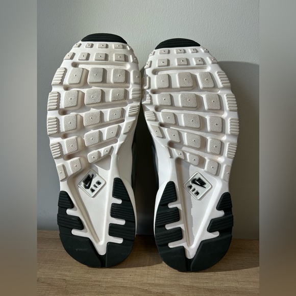 NIKE AIR HUARACHE | MENS 11 - USED TWICE / AMAZING CONDITION - Picture 5 of 6